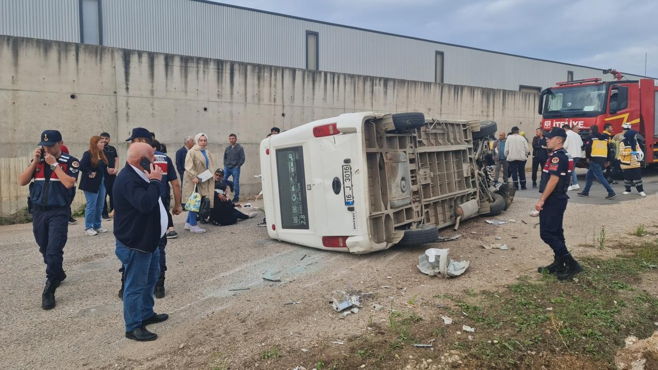 İşçi servisi minibüsü devrildi: 13 yaralı