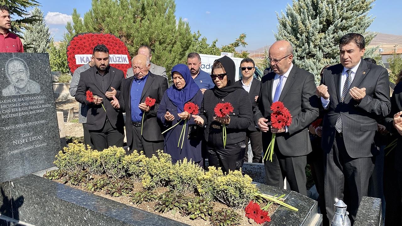 “Bozkırın Tezenesi“ ölümünün 12. yılında mezarı başında anıldı