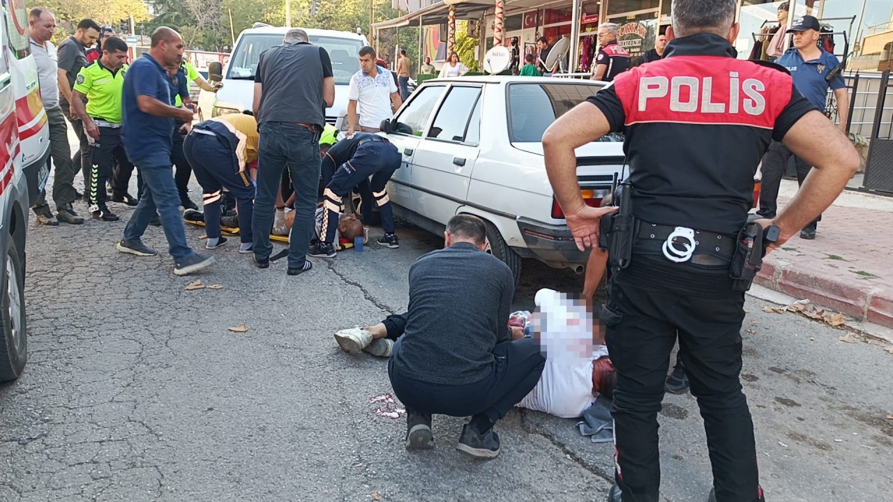 Yanında eşi ve çocuğu olan husumetlisine bıçakla saldırdı: 2 yaralı