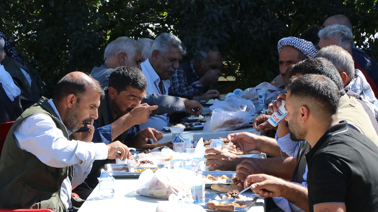 İlk buluşmada 3 kişi ölmüştü; husumetli aileler bu kez barıştı