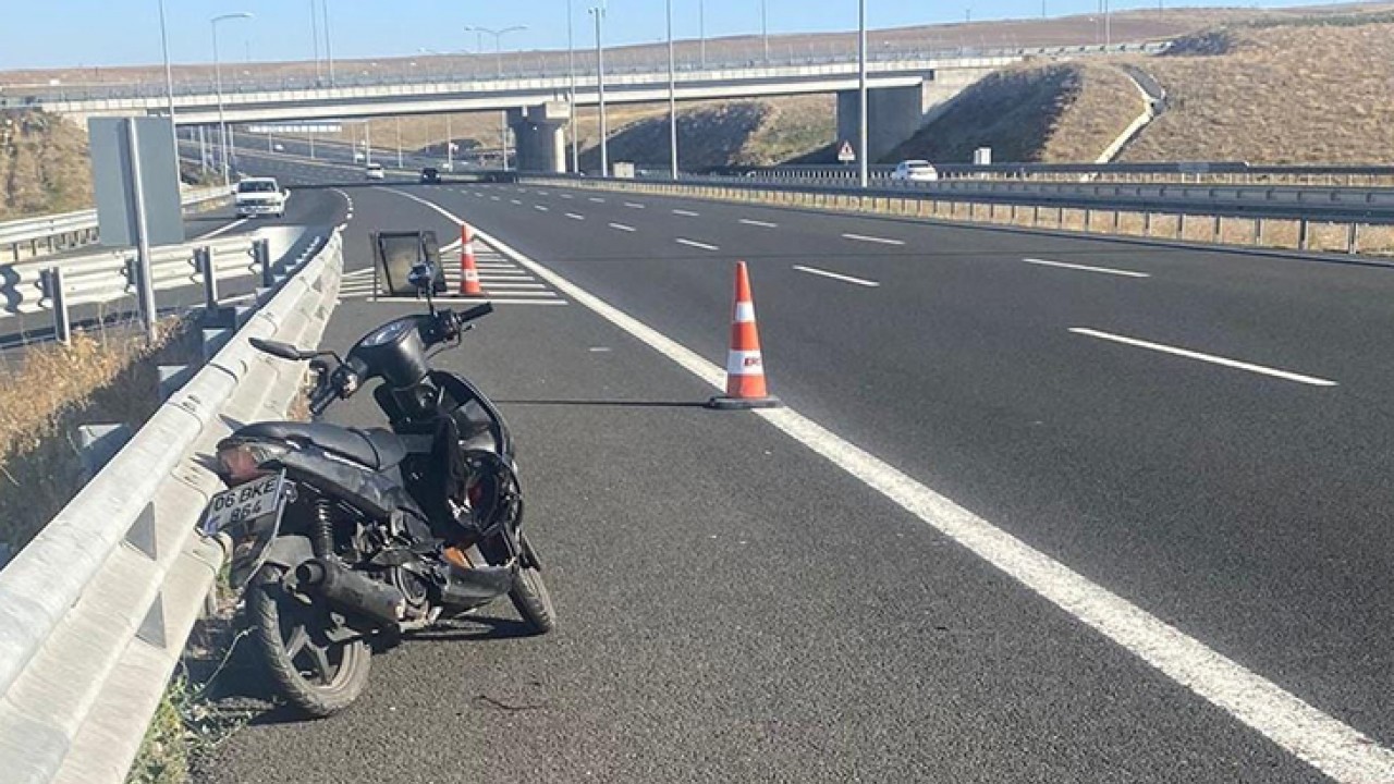 Motosiklet bariyerlere çarparak devrildi: Sürücü yaralandı