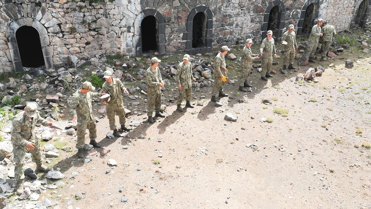 Mehmetçik ecdadın vatan savunmasında kullandığı Erzurum’daki tabyaları temizledi