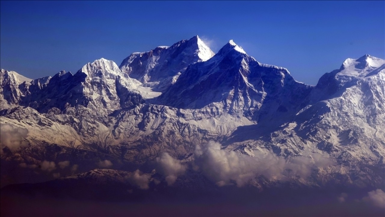 Everest Dağı yılda yaklaşık 2 milimetre uzuyor