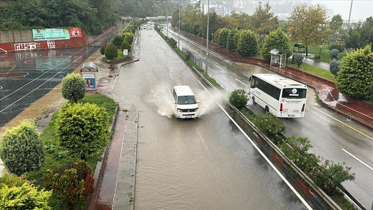 Aşırı yağışlardan kaynaklı olası afet riskine karşı 5 kente araç ve personel sevk edildi