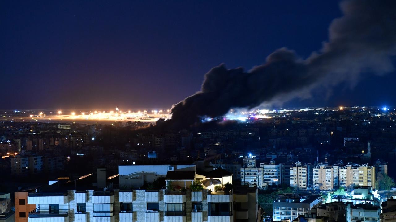 Katil İsrail’in Beyrut’a düzenlediği hava saldırısında 5 kişi öldü