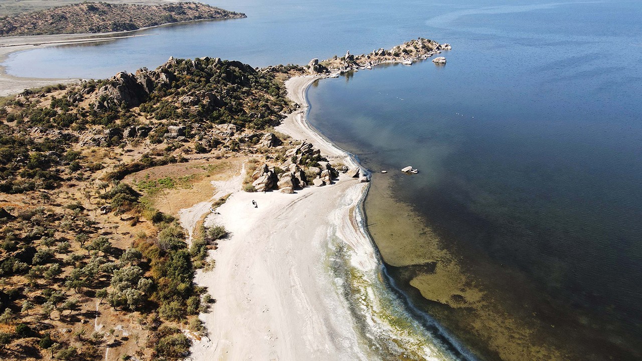 Ege Bölgesi’nin en büyük doğal gölü Bafa, kuraklığın etkisiyle 30 metre çekildi