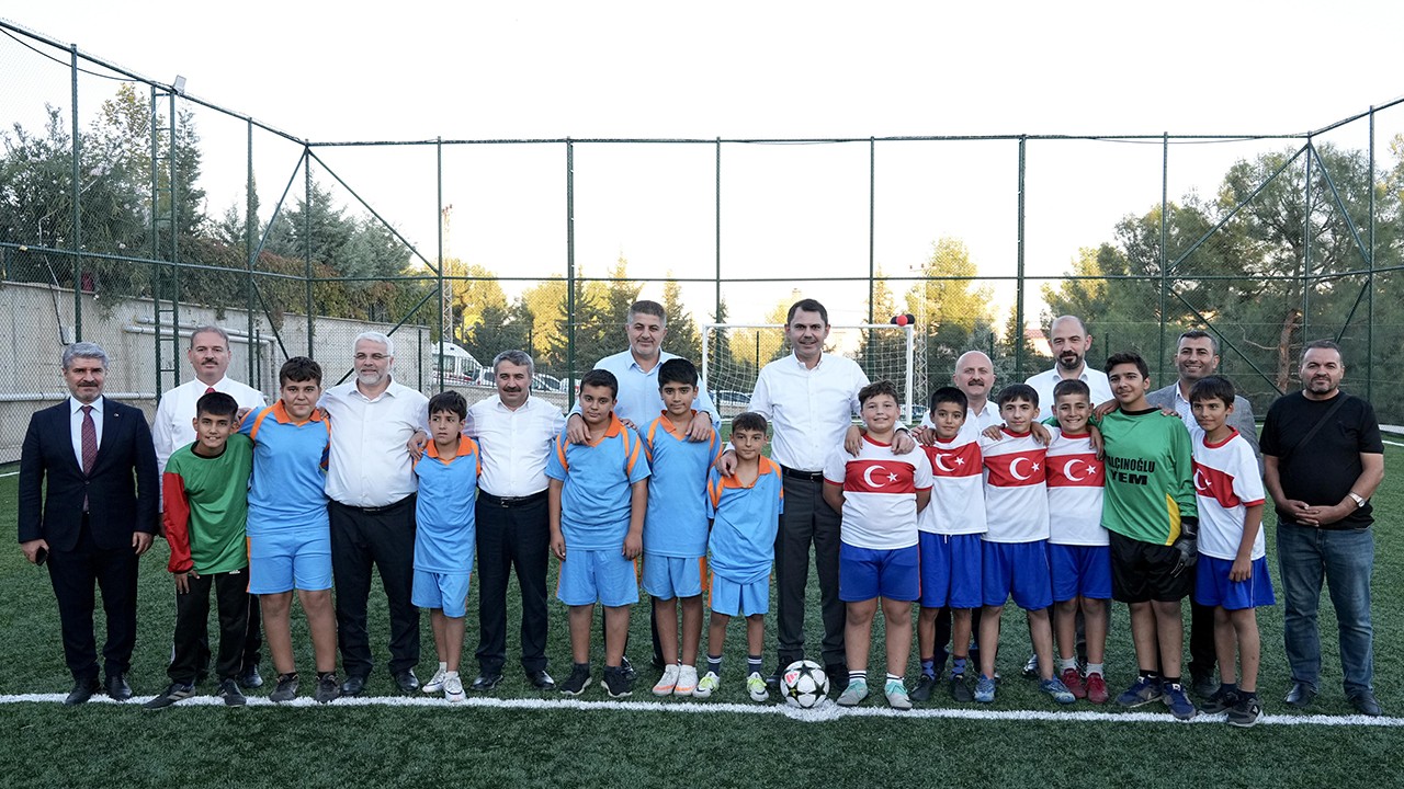 Bakan Kurum, halı saha sözünü tuttuğu çocuklarla futbol oynadı