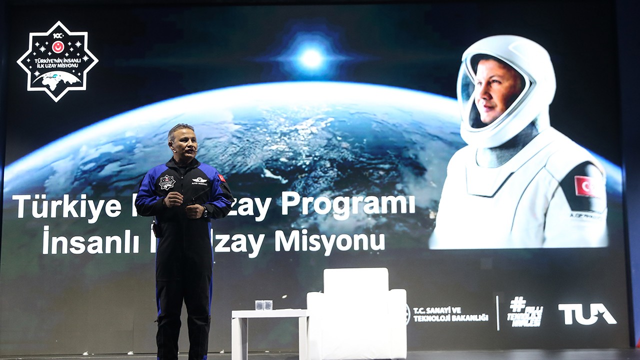 Astronot Alper Gezeravcı TEKNOFEST Adana’da öğrencilerle buluştu