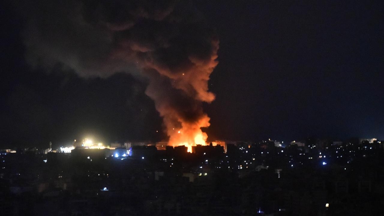 Katil İsrail Beyrut’un güneyindeki Dahiye’ye gece saatlerinde 30 hava saldırısı düzenledi