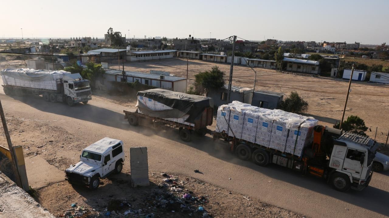 Katil İsrail, 1 yılda yüzlerce konvoya izin vermeyerek Gazze'ye yeterli insani yardım ulaştırılmasını engelledi