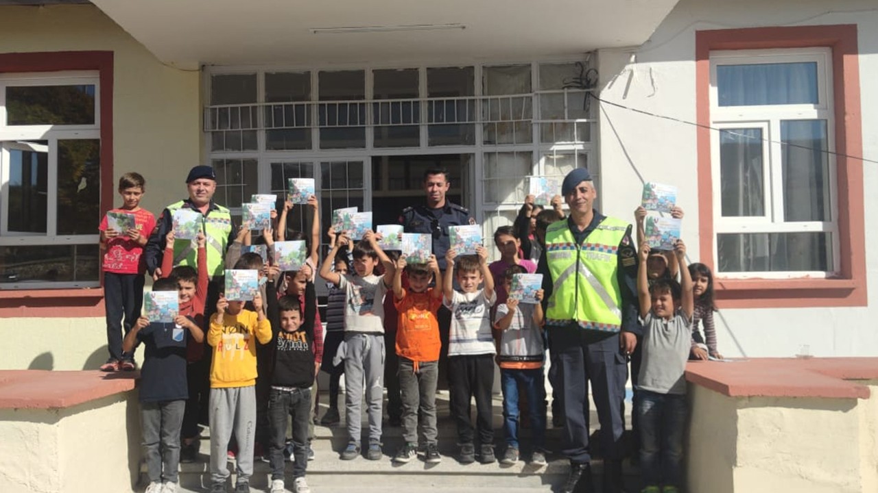 Konya'da jandarma ekiplerinden trafik eğitimi 