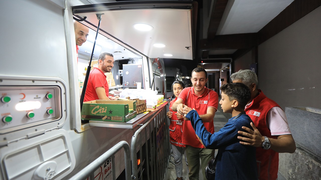 Türk Kızılay’dan Lübnan’dan tahliye edilenlere beslenme desteği