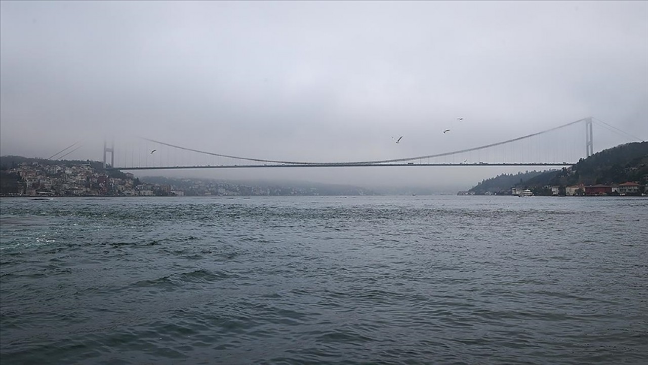 İstanbul Boğazı’ndaki gemi trafiği arızalanan yük gemisi nedeniyle askıya alındı