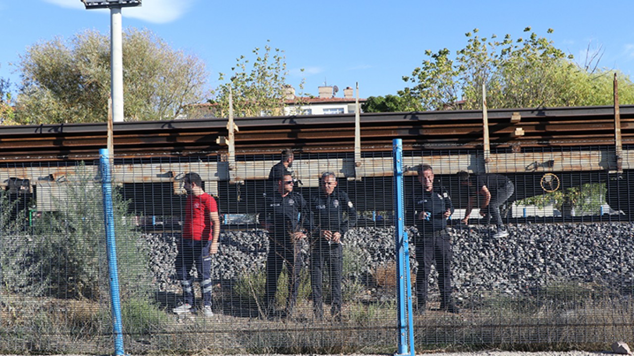 Yük treni çarptı; olay yerinde öldü