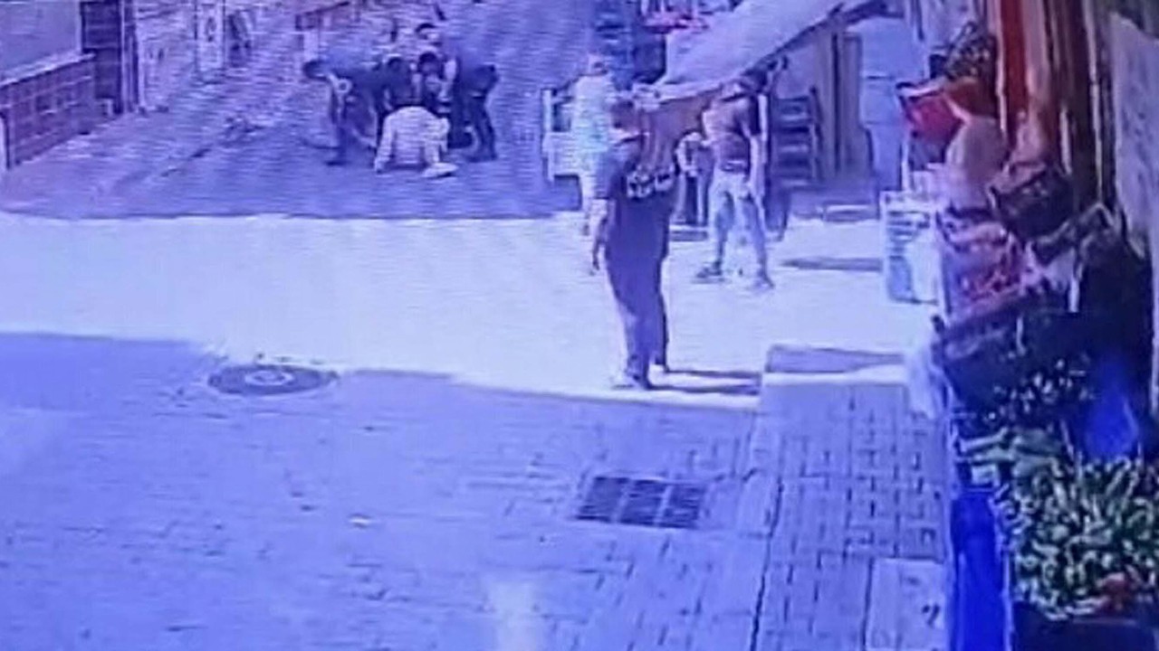 Polisleri satırla tehdit eden bipolar hastası, etkisiz hale getirilip hastaneye kaldırıldı