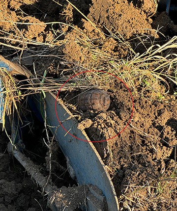 Tarlayı süren çiftçinin traktörünün pulluğuna el bombası takıldı