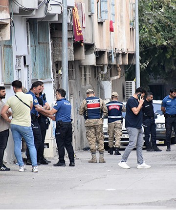 Babasıyla kavga etti, ihbara gelen polislere ateş açtı