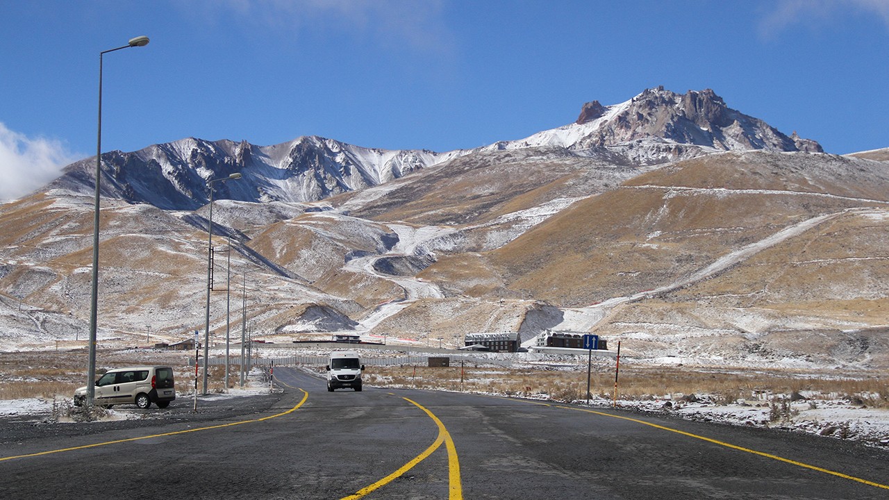 Erciyes Kayak Merkezi’ne kar yağdı