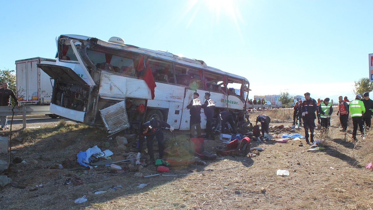 Aksaray’da tur otobüsünün devrildiği kazada 19 kişi, taburcu oldu