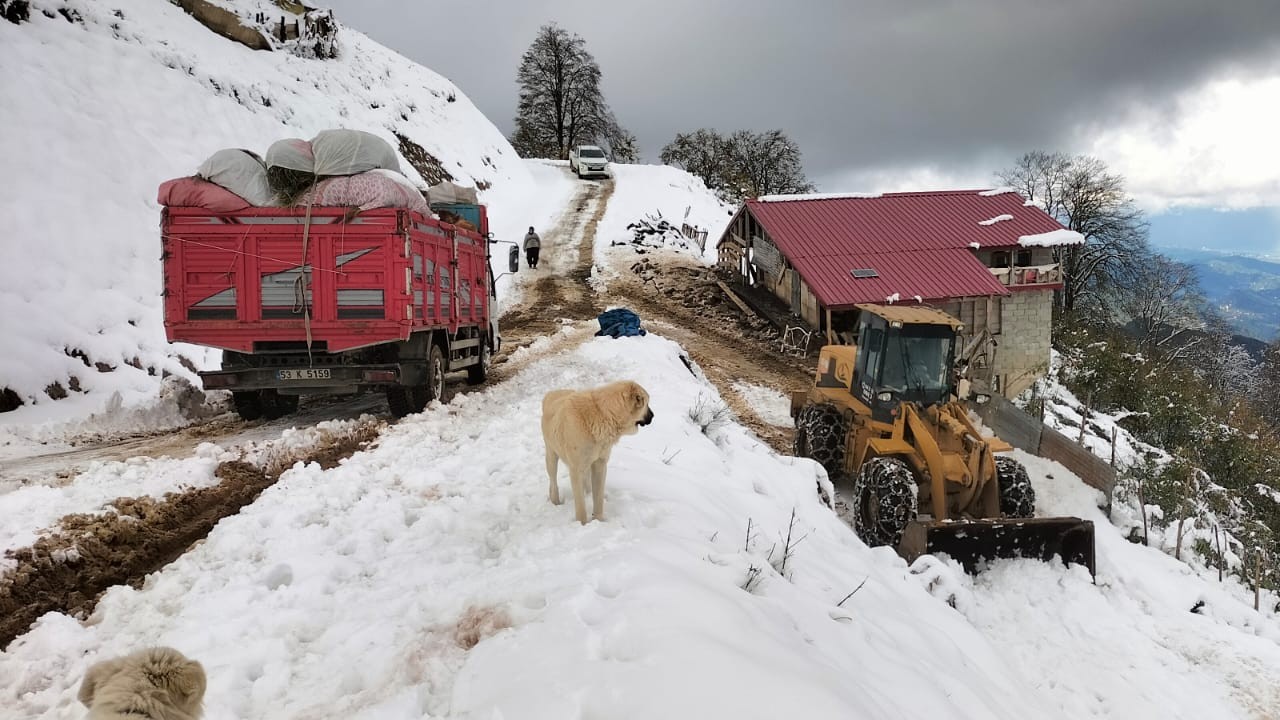 Rize’de kar etkili oldu, 6 kişi yaylada mahsur kaldı