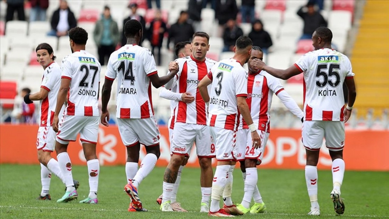 Sivasspor, sahasında Hatayspor’u 3-2 yendi