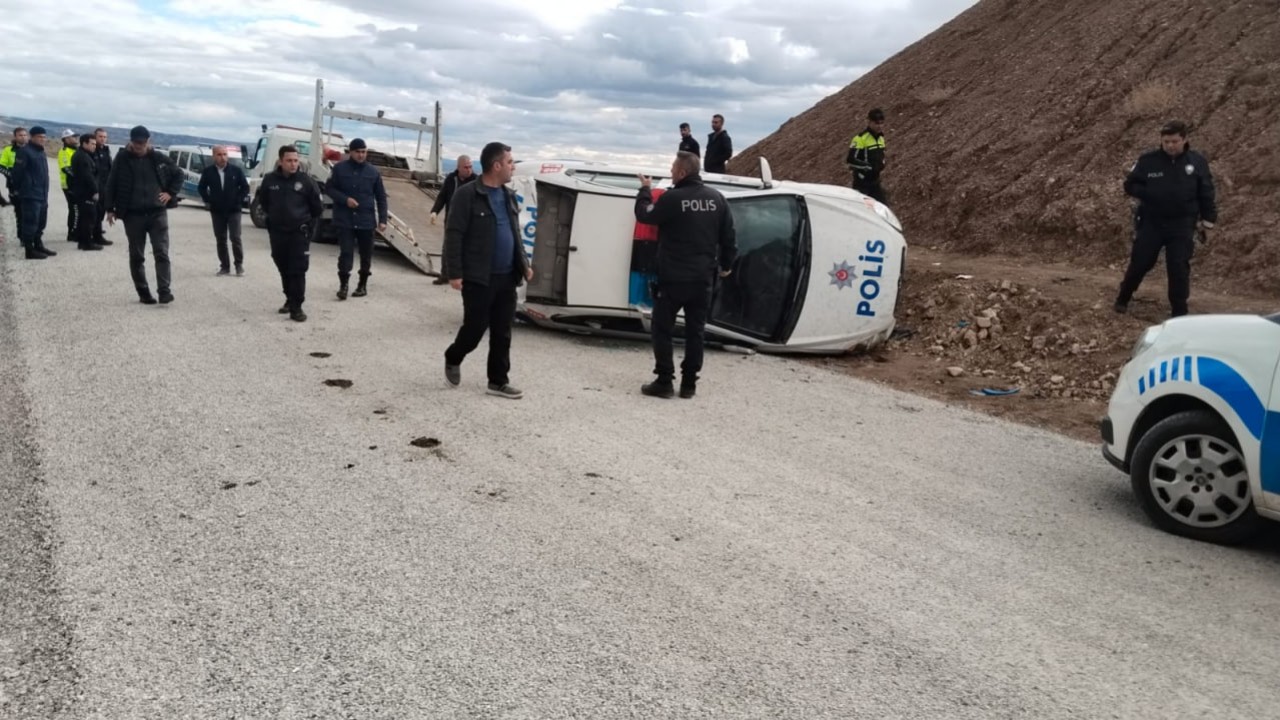 “Dur“ ihtarından kaçan ehliyetsiz sürücüyü takip eden polis otosu takla attı: 2 polis yaralı