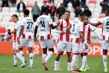 Sivasspor, sahasında Hatayspor'u 3-2 yendi