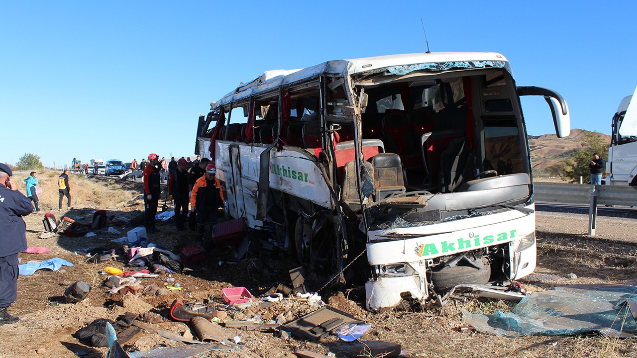 Aksaray’da tur otobüsünün devrildiği kazada ölü sayısı 7’ye yükseldi