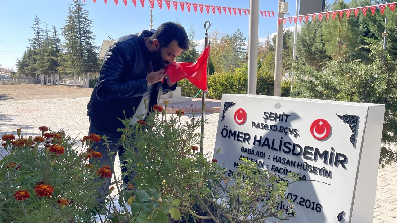 FETÖ elebaşı Gülen'in ölümünün ardından şehit Halisdemir'in kabri ziyaret edildi