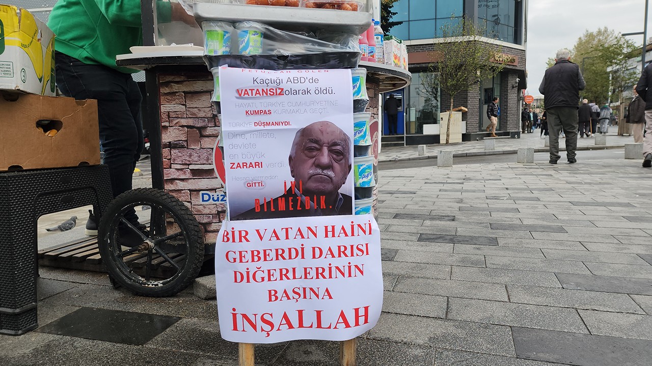 Seyyar tezgahına ‘Vatan haini geberdi’ yazısı asıp tatlı dağıttı