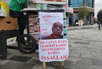 Seyyar tezgahına ‘Vatan haini geberdi’ yazısı asıp tatlı dağıttı