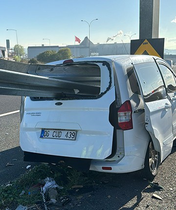 Bariyer hafif ticari araca ok gibi saplandı: 1 yaralı