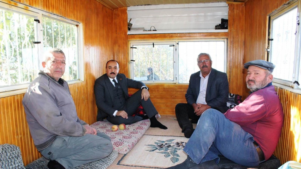 Konya’da Kaymakam Özgür Pelvan, köylülerin mısır hasadına katıldı