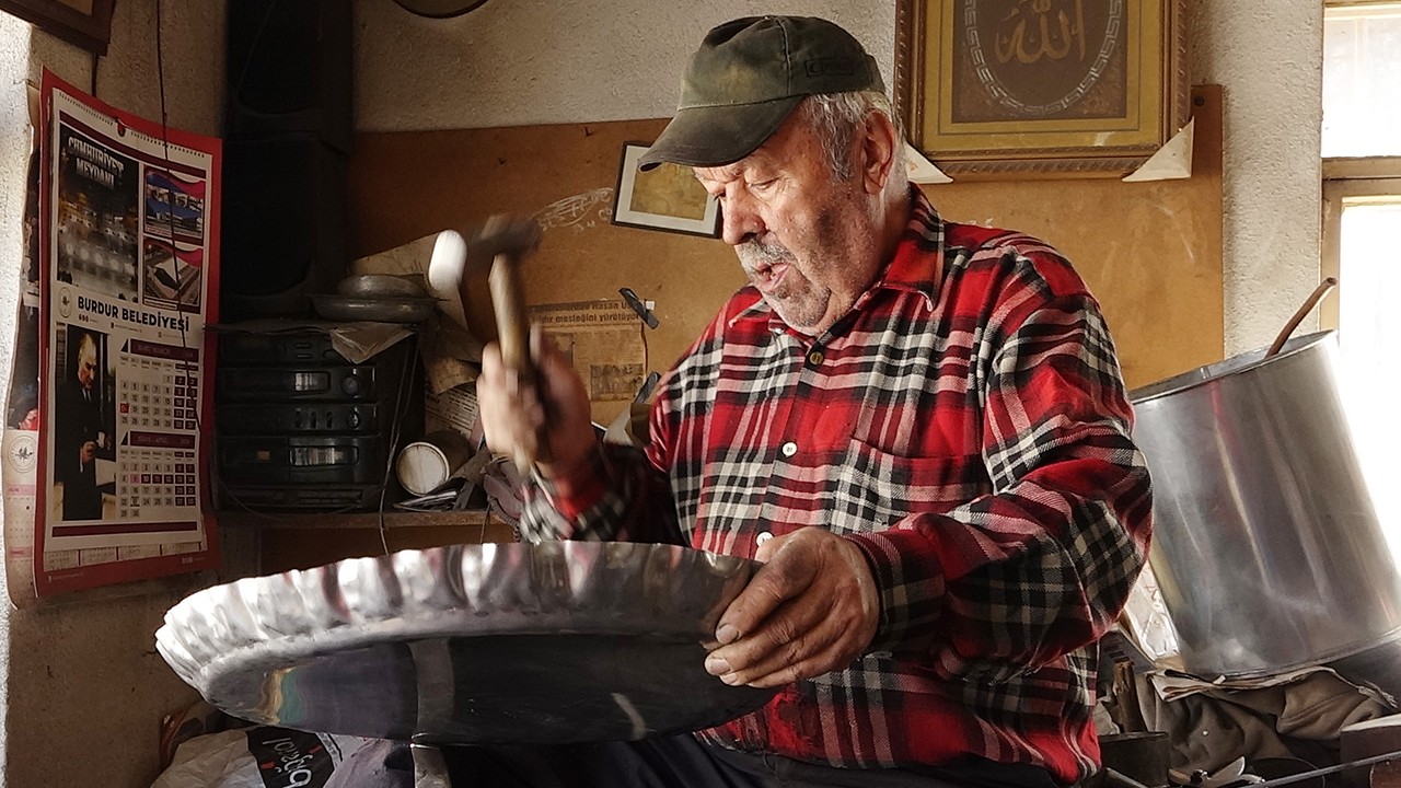 67 yıllık bakırcı, günde 10 saat çalışıp, binlerce çekiç sallıyor