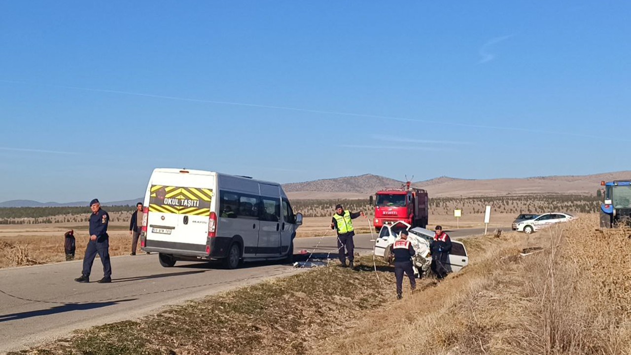 Okul servisi ile otomobilin çarpıştığı kazada: 4 ölü, 1 yaralı