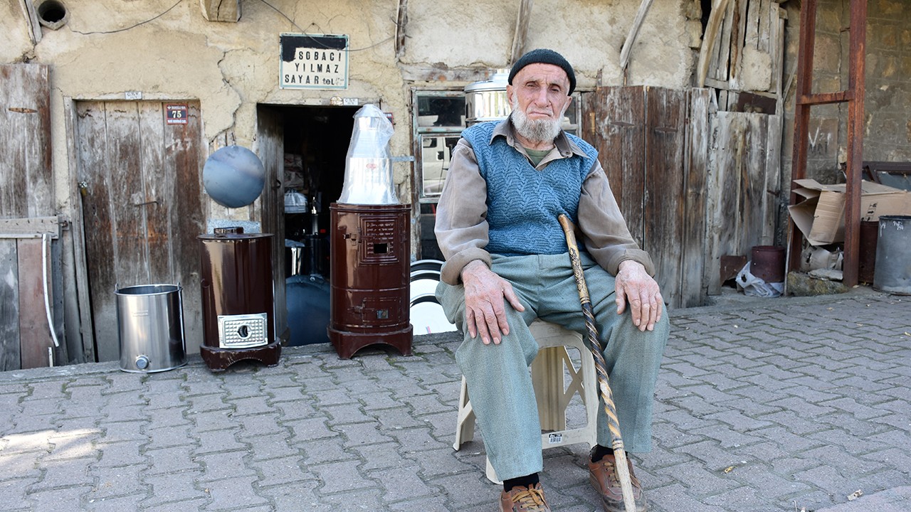 ’Sobacı dede’, 61 yıllık mesleğini, 100 yıllık dükkanda tek başına sürdürüyor