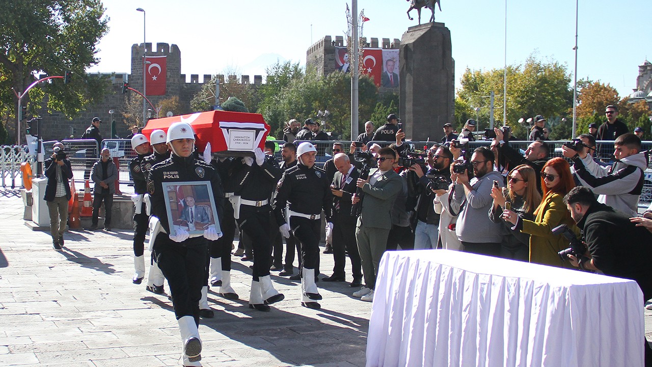 Eski Milli Savunma Bakanı Sabahattin Çakmakoğlu’nun cenazesi memleketinde defnedildi