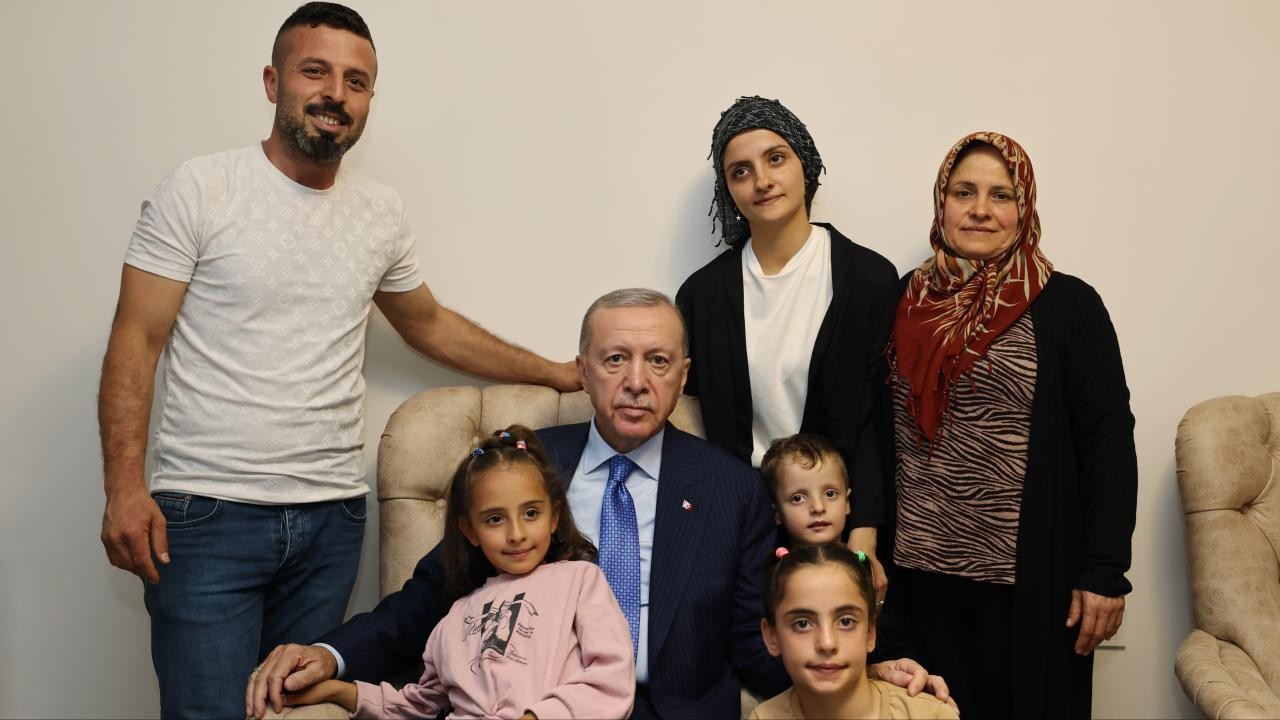 Erdoğan, depremin 5. gününde kurtarılan aileyi yeni konutunda ziyaret etti