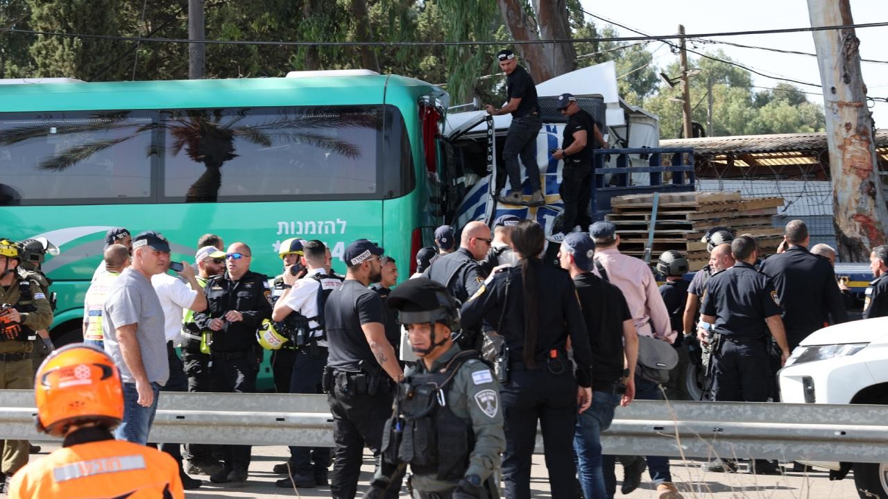 İsrail’de bir kamyon, otobüs durağına daldı: Çok sayıda yaralı var