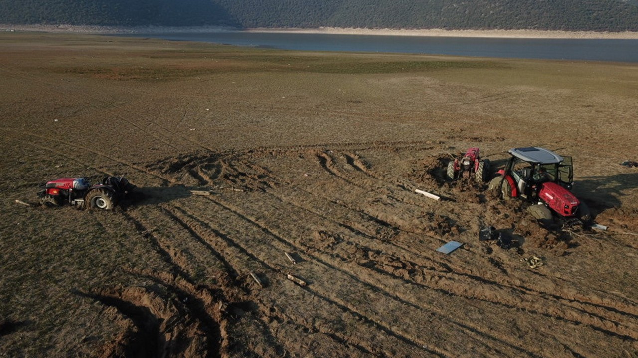 Kuruyan baraj gölüne pikniğe gelenlerin araçları çamura saplandı