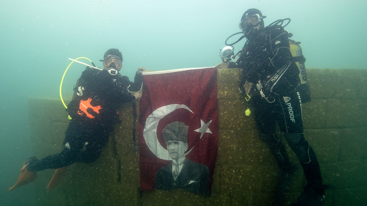 29 Ekim Cumhuriyet Bayramı Van Gölü’nün derinliklerinde kutlandı