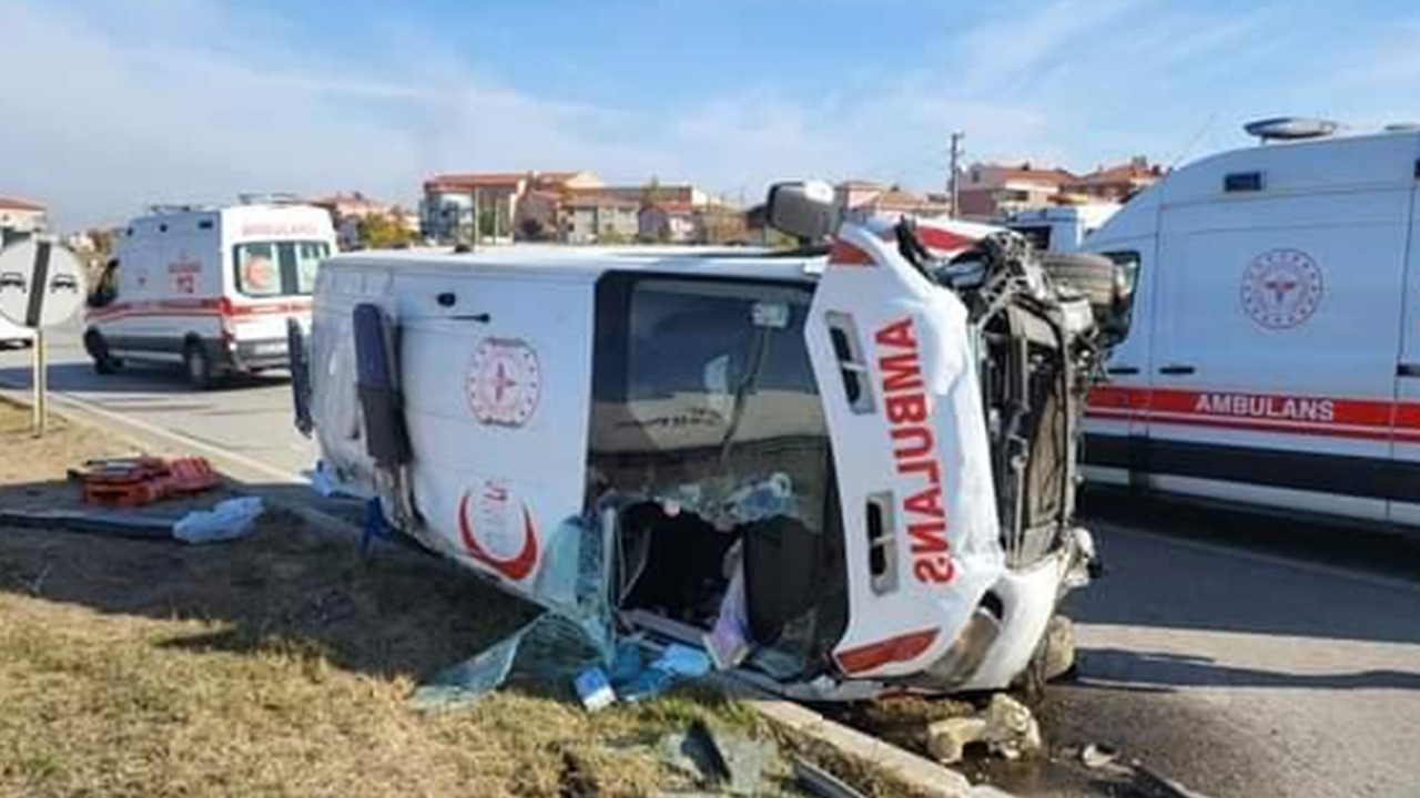 Hasta taşıyan ambulansla otomobil çarpıştı: 3’ü sağlık çalışanı, 7 yaralı