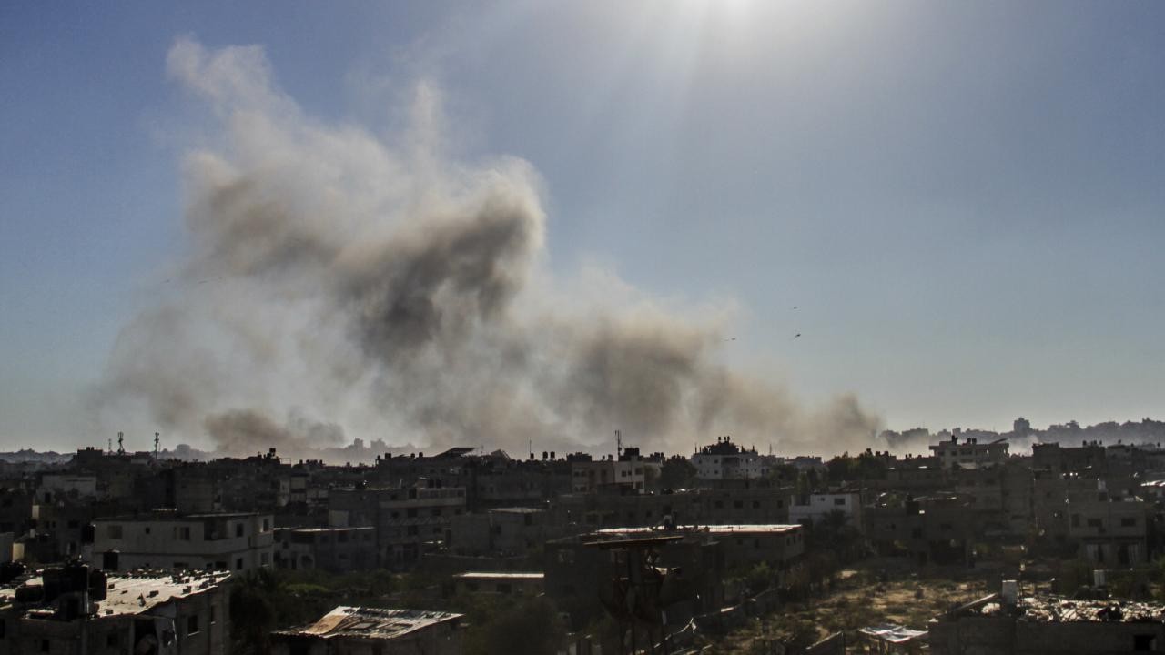 Katil İsrail Gazze'de bir evi bombaladı: 3 Filistinli hayatını kaybetti