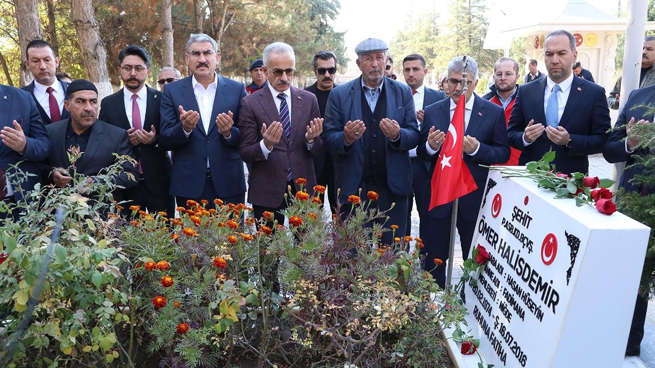 Bakan Uraloğlu, şehit Ömer Halisdemir’in kabrini ziyaret etti