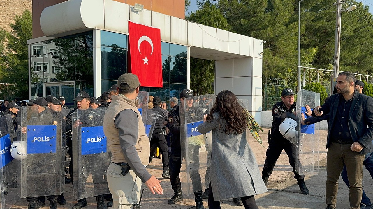 Ahmet Türk ve DEM Partililer Mardin Belediyesine girmek istedi