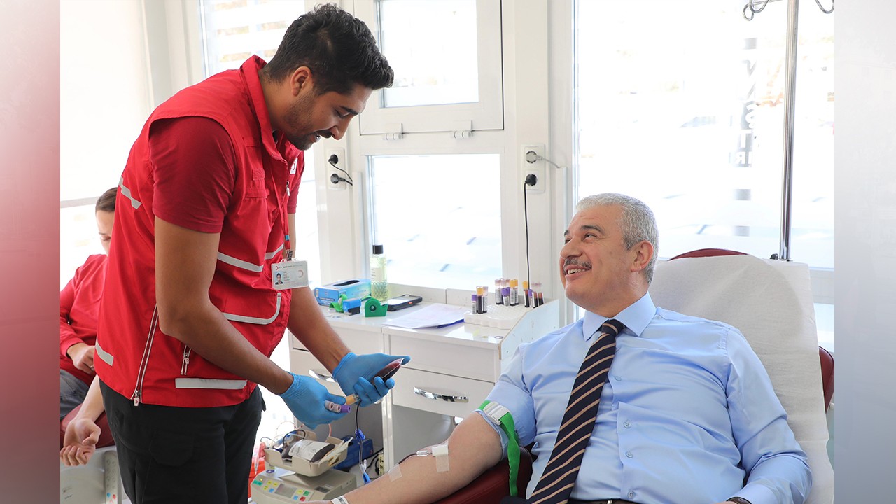 Konya Valisi İbrahim Akın, Selçuklu kan alma birimini ziyaret ederek kan bağışında bulundu