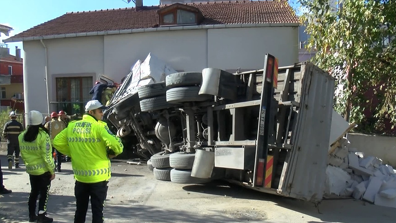 Gaz beton yüklü kamyon 2 katlı binaya girdi: 1 yaralı