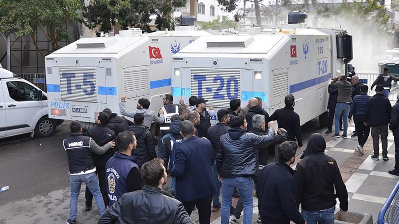 Halfeti Belediyesi önünde polislere taşlı saldırıya ilişkin yakalanan 16 kişi adliyede