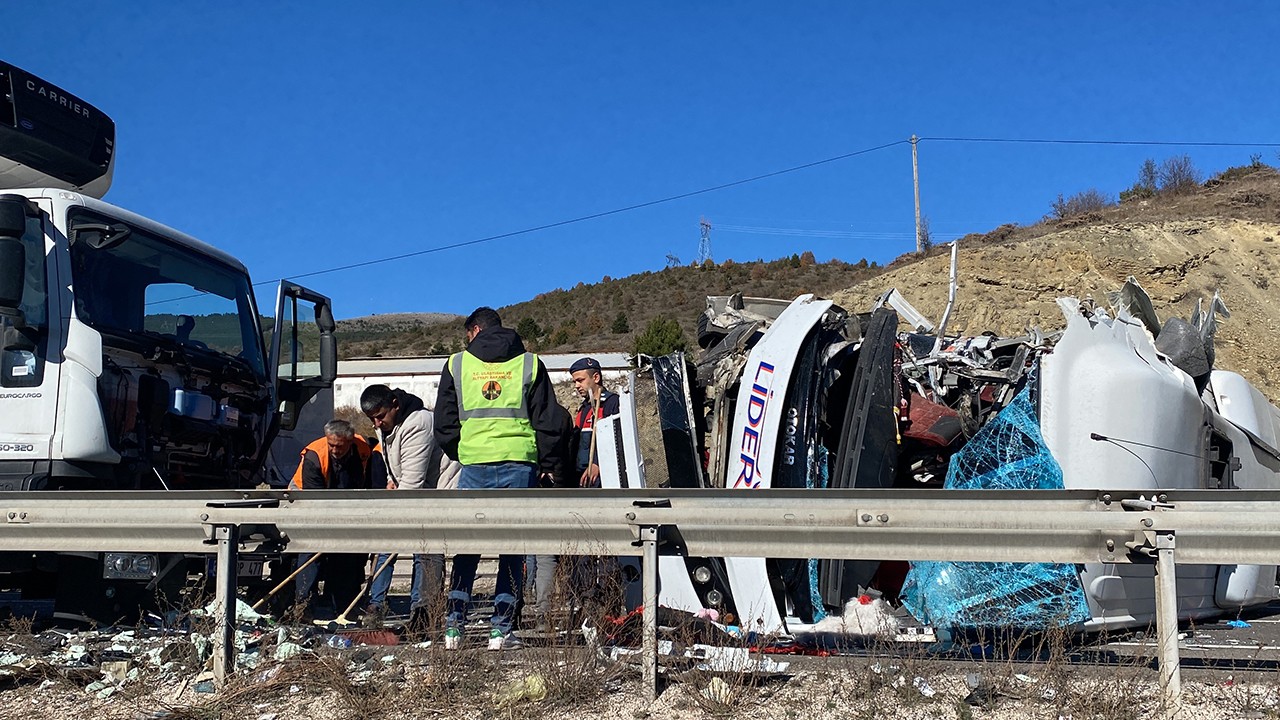 3 araç birbirine girdi: 1’i ağır, 14 yaralı