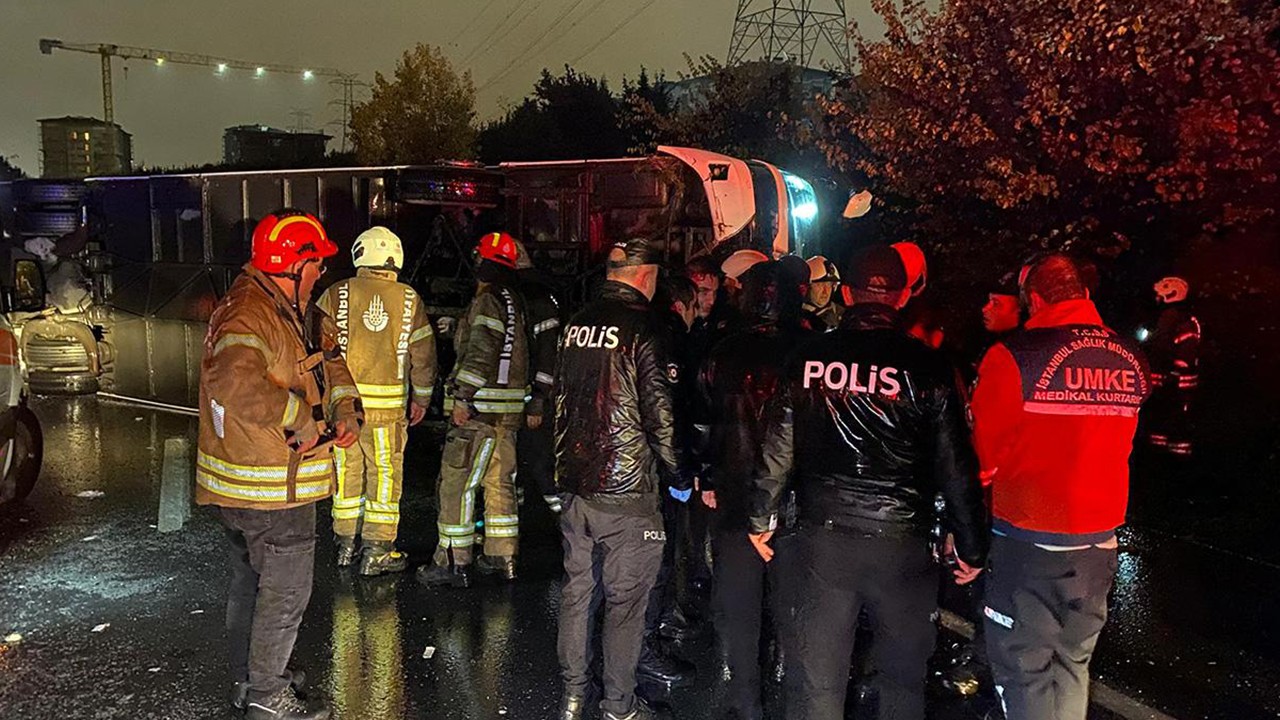 Yolcu otobüsü devrildi: 2 ölü, 18 yaralı